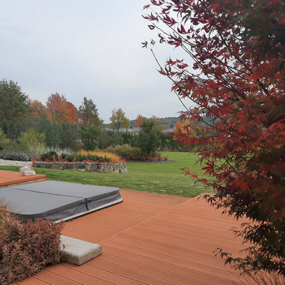 Kolory jesieni w dużym ogrodzie połączonym z otaczającym krajobrazem