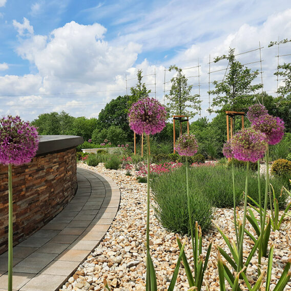 Small, elegant with the addition of perennials that give character to different seasons
