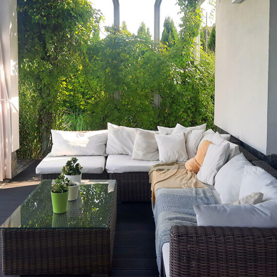 Immersion in the landscape surrounding the garden, with places to rest and relax