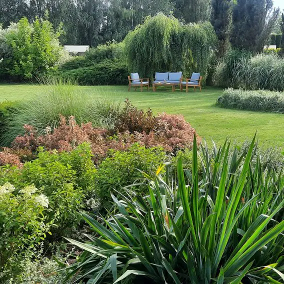 In the noise of grass – a small garden with a “wandering” place to relax